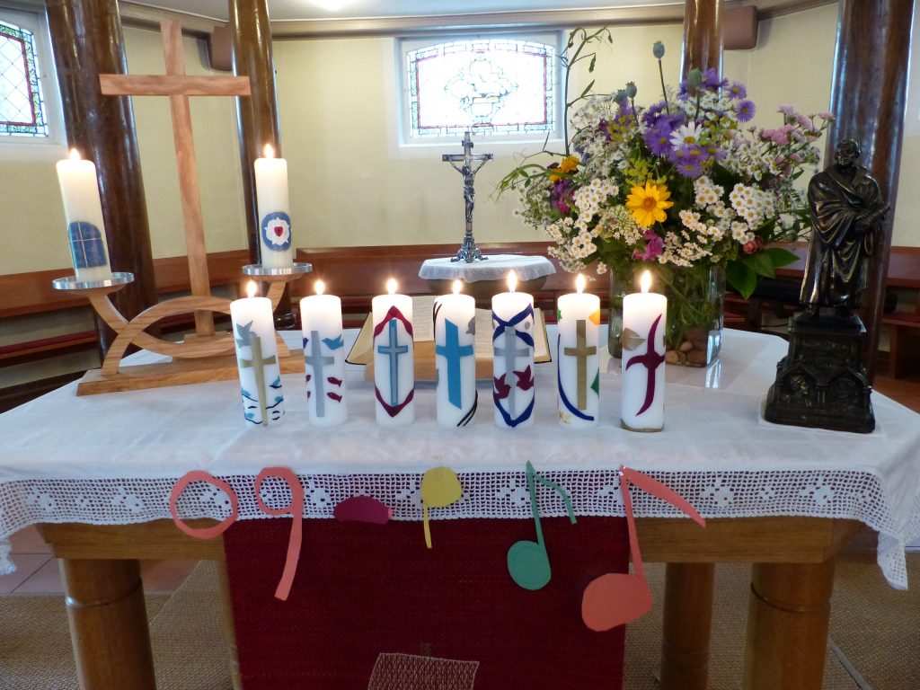 Altar mit Kerzen der Konfirmanden